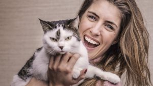 Thumbnail voor Marieke Elsinga's kat is vernoemd naar haar knuffel: 'Kiki betekent zoveel voor mij'