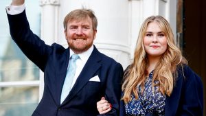 Thumbnail voor Met dít accessoire bracht koning Willem-Alexander een ode aan Amalia bij binnengeleiding