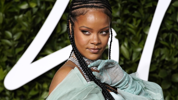 rihanna-roze-verenoutfit-nieuwe-kerk