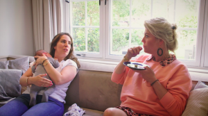 Thumbnail voor Leslie showt haar placentapillen in 'Echte Gooische Moeders': 'Kun je het ook opsnuiven?'