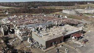 Thumbnail voor Acht doden en acht vermisten bij ingestorte kaarsenfabriek door tornado VS