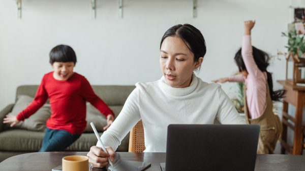 Moeder Lotje deelt dé oplossing voor thuiswerken met kinderen