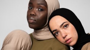 Thumbnail voor Hajar (34) startte haar eigen hijab-merk: 'Je moet je er zelfverzekerd in voelen'