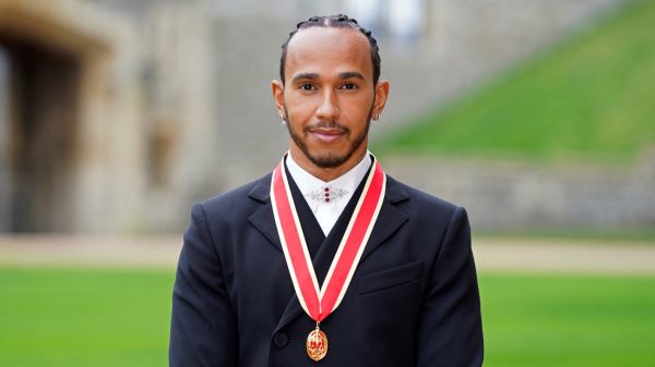 Hamilton drie dagen na WK-ontknoping tot ridder geslagen door prins Charles