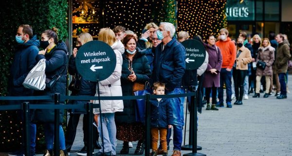 Dreigende lockdown zorgt voor drukte in winkelstraten, Rotterdam is te vol