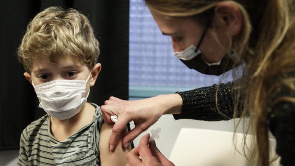 Eerste jonge kinderen met medisch risico krijgen coronaprik