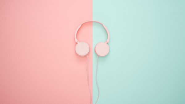 Met deze zeven opgewekte podcasts kom je de kerstvakantie wel door