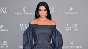 Thumbnail voor Kim Kardashian brengt nacht door bij Pete Davidson (en probeert weg te sluipen)