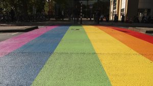 Nieuw regenboogpad in Amsterdam beklad: 'Duidelijk dat er nog een stap te maken is'