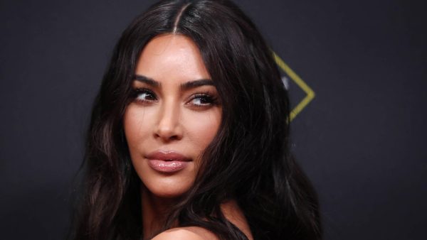 Kim Kardashian gaat uit met groepjes om Kanye West te sparen