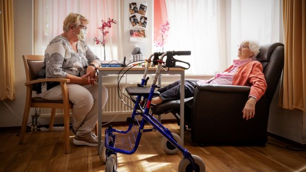 Bezoek in verpleeghuizen is over het algemeen gewoon toegestaan