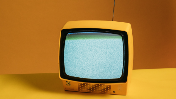 Beelden van groeiend gras, haardvuur of pannetje ragout: deze zenders geven kerst-tv een geheel eigen smoel