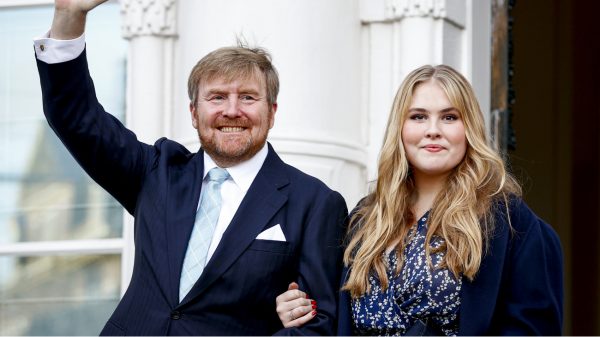 Koning steekt traditiegetrouw echte kaarsjes van kerstboom Huis ten Bosch aan