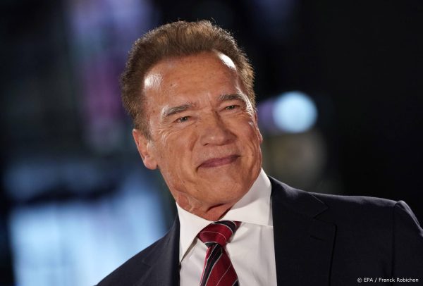 Arnold Schwarzenegger geeft veteranen dak boven hun hoofd voor kerst: 'Mooiste kerstcadeau'