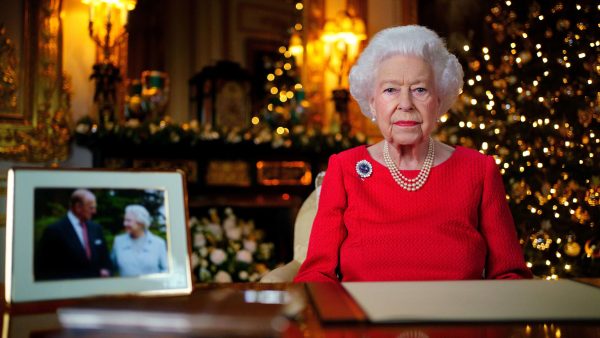 Koningin Elizabeth eert prins Philip in kersttoespraak: 'zijn lach ontbreekt dit jaar'