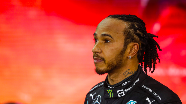 Lewis Hamilton na stilte weer bij renstal Mercedes: 'Welkom terug'