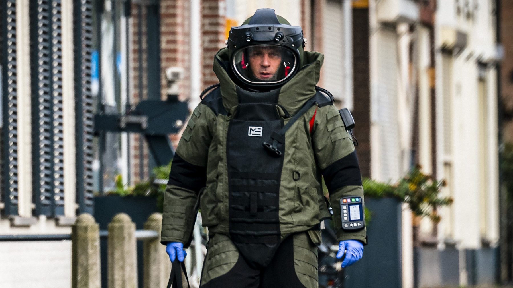 Opruimingsdienst ontmantelt met robot een explosief bij Eindhovens café
