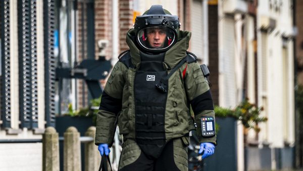 Opruimingsdienst ontmantelt met robot een explosief bij Eindhovens café