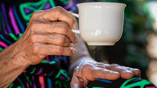 Verslaggever knuffelt eenzame Miep (90): 'Denk niet dat ik je ooit nog los kan laten'