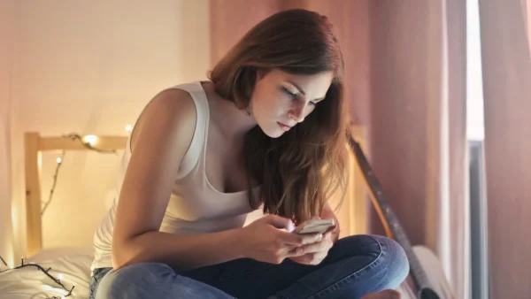 vrouw gokt op haar telefoon