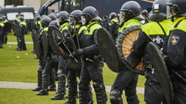 Mobiele Eenheid staakt zondag bij coronademonstratie in Amsterdam'