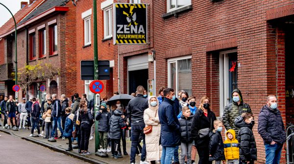 Nederlanders massaal naar 'de grens' om vuurwerk te halen in vrijstaat Baarle-Hertog