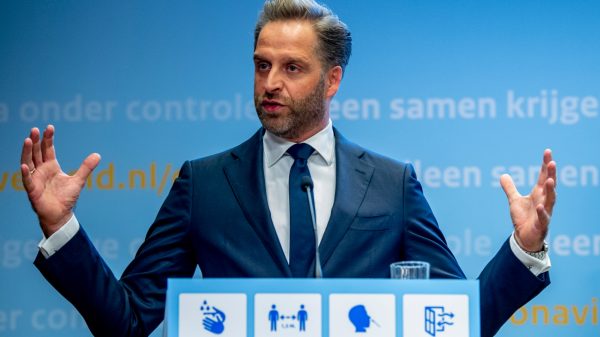 Minister Hugo de Jonge heeft het over boosteren