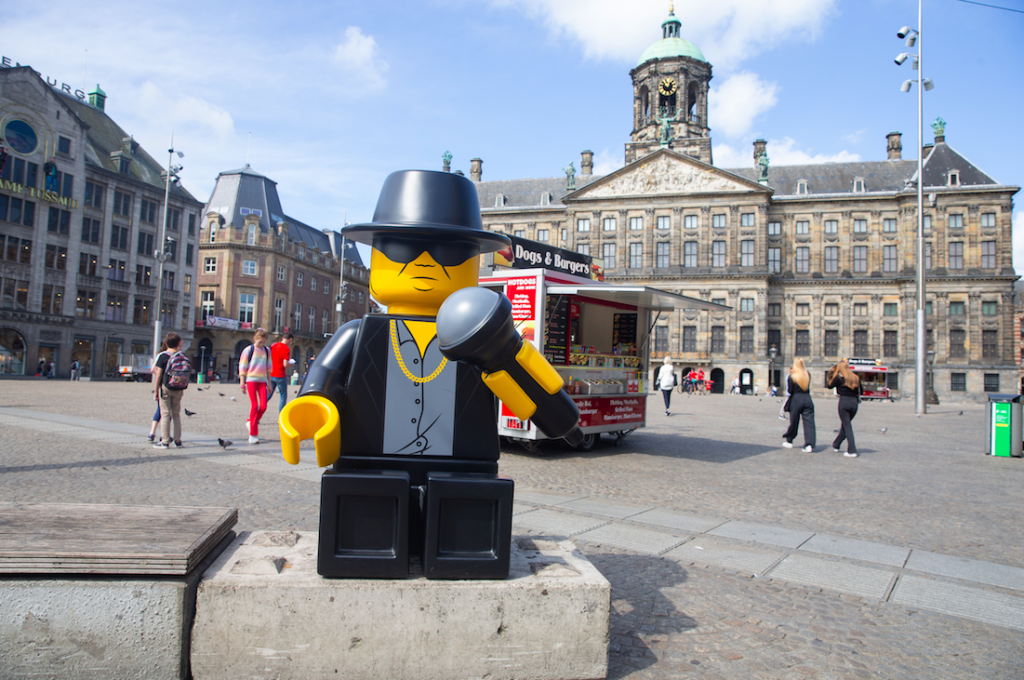 Gestolen legobeeld André Hazes weer terug op de Dam