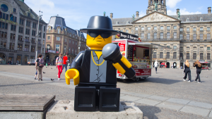Thumbnail voor Legobeeld André Hazes op de Dam gestolen: 'Hij heeft nu tijd voor een ander optreden'
