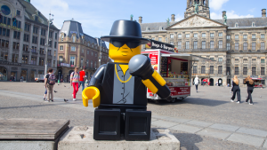 Thumbnail voor Gestolen legobeeld André Hazes weer terug op de Dam