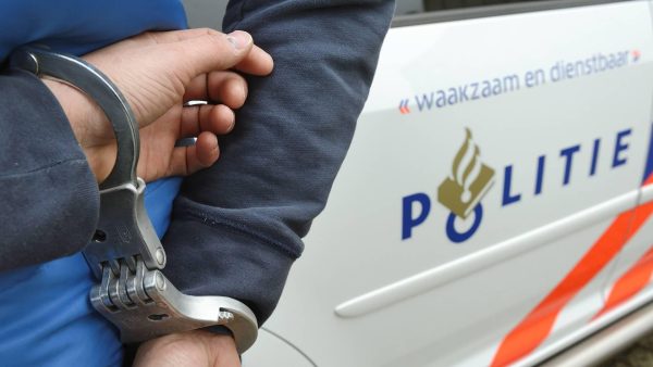 Twaalf Nederlanders opgepakt in Antwerpen: 'Dronkenlappen die elkaar in de haren vlogen'