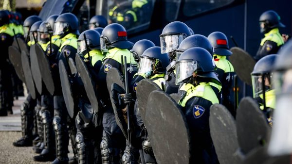 Agent gewond geraakt door gegooid glas tijdens onrustige nacht in Friesland