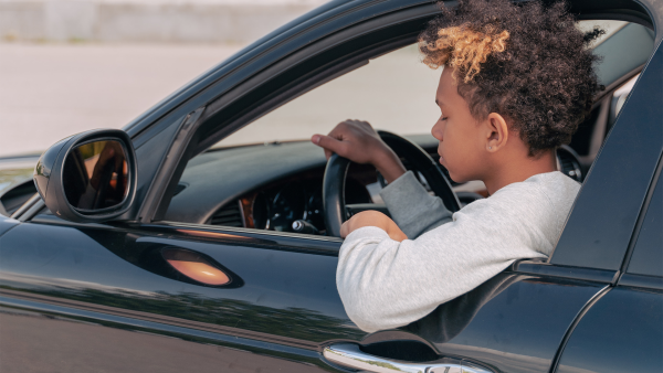 Twaalfjarige haalt op verzoek dronken vader met de auto op