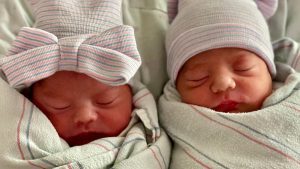 Thumbnail voor Tweeling kwartier na elkaar geboren, maar beiden in een ander jaar