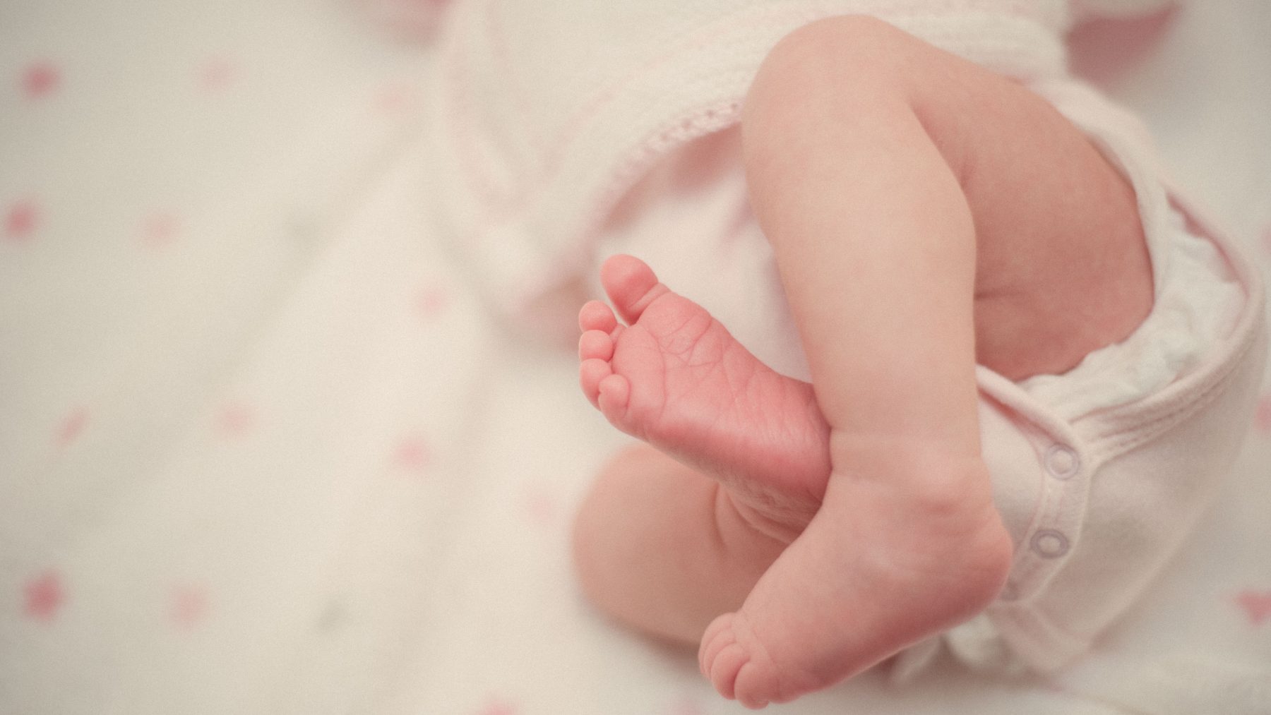 Leonie bevalt van eerste baby van 2022: 'Ik vroeg steeds: hoe laat is het?'