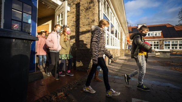 Viroloog: besluit over scholen komt te vroeg