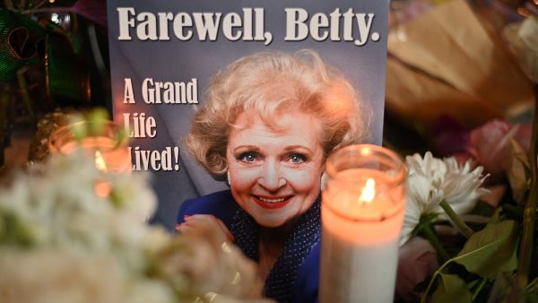 Manager Betty White benadrukt natuurlijke dood: 'Haar dood mag niet gepolitiseerd worden'