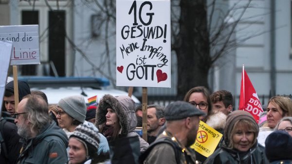 Duizenden Duitsers betogen voor en tegen coronamaatregelen