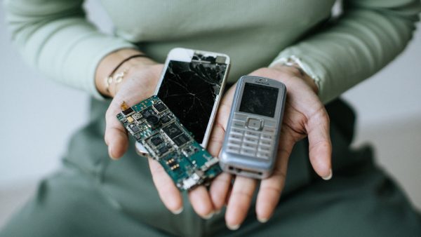 Als nieuw: Josette maakt sieraden van goud uit afgedankte telefoons