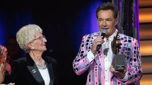 Thumbnail voor Moeder (92) Gerard Joling overleden: 'Ik heb haar hand tot het laatste moment kunnen vasthouden'