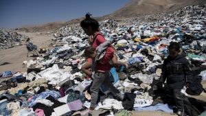 Thumbnail voor Fast fashion: zo eindigt je kleding op torenhoge Chileense vuilstort in de woestijn