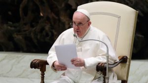 Paus vindt stellen zonder kinderwens egoïstisch: 'Ze hebben wel twee honden of twee katten'