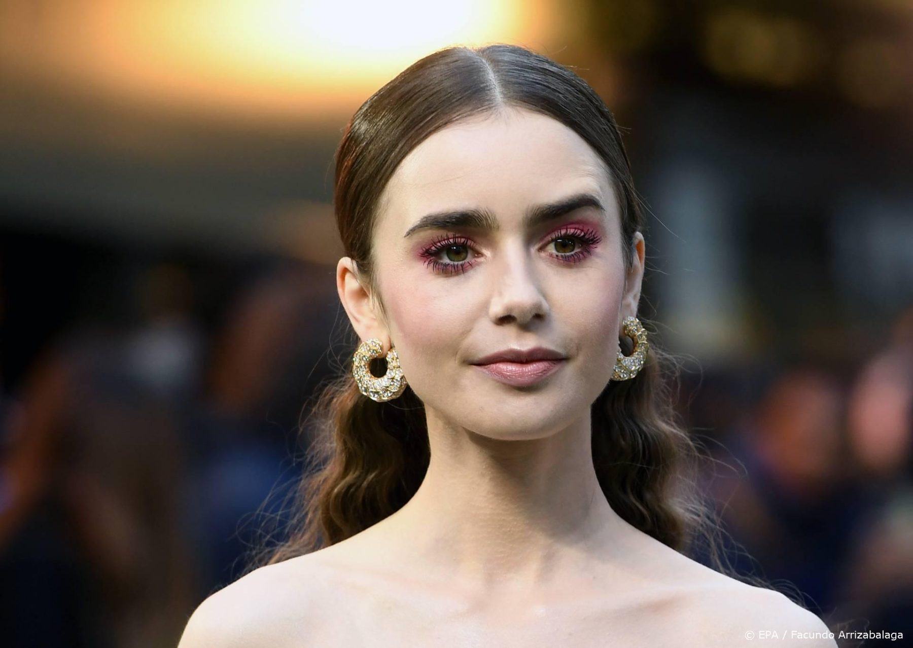 Lily Collins ‘misdroeg’ zich in aanwezigheid Charles en Diana