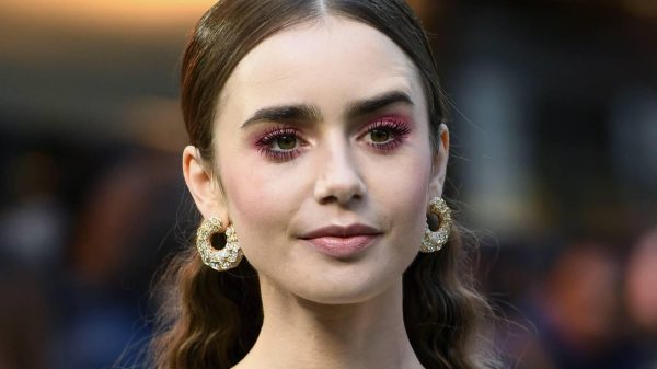 Lily Collins ‘misdroeg’ zich in aanwezigheid Charles en Diana