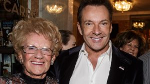 Thumbnail voor Gerard Joling had slecht voorgevoel over toestand moeder: 'Ik vertrouwde het niet'