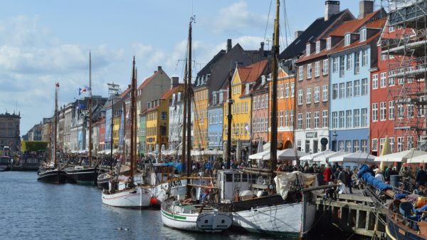 Deens RIVM optimistisch over omikron: 'Kunnen over twee maanden ons normale leven leiden'