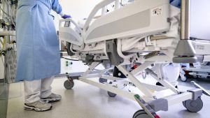 Thumbnail voor Aantal coronapatiënten in ziekenhuizen daalt met 93 en 30 mensen minder op ic