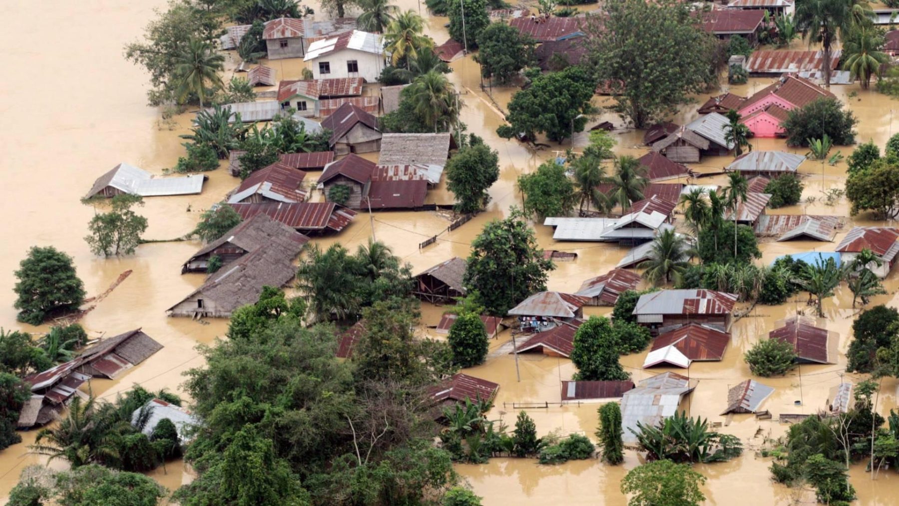 Drie doden en tienduizenden evacuaties door regen op Sumatra