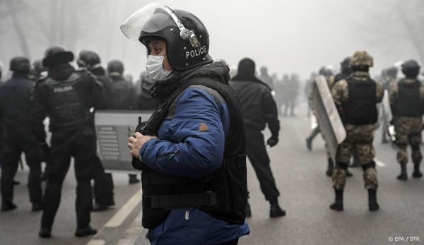 Russische militairen nemen Kazachs vliegveld Almaty in, geweld gaat door