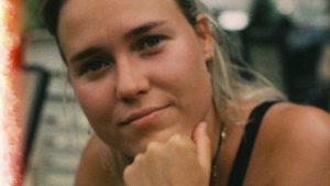 Thumbnail voor Julie (24) werd gefilmd door dader die zichzelf aftrok in de trein: 'Ik voelde me zo onveilig'